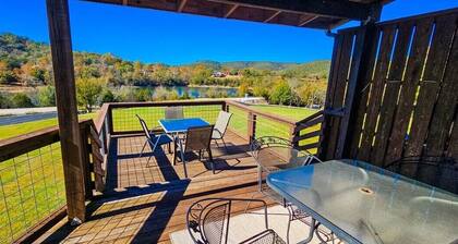 Condo close to Table Rock Lake! Cool off and swim!