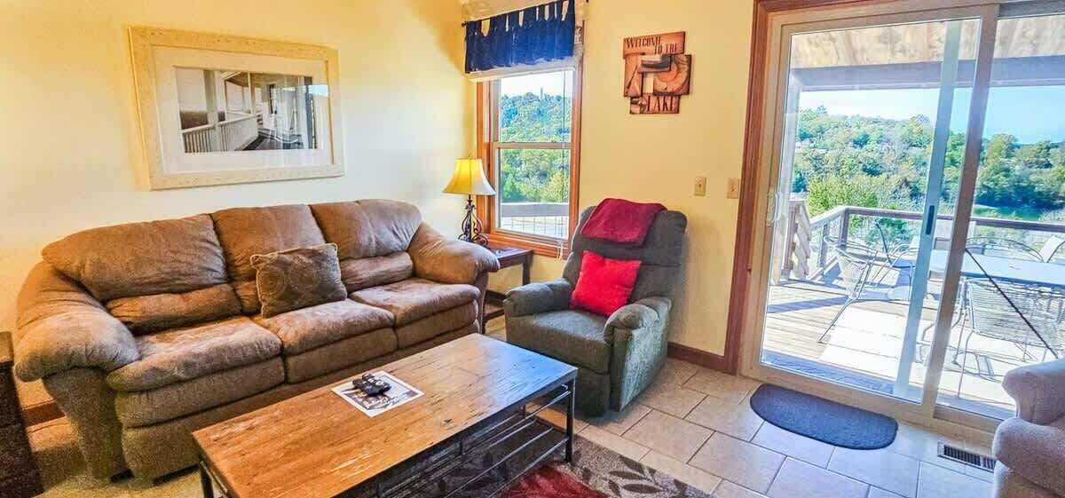 Televisio, takka, työhuone