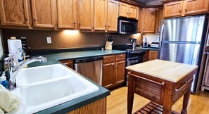 ثلاجة، ميكروويف، فرن، موقد طهي مسطح