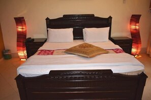 Double Room | In-room safe, desk, soundproofing, free WiFi