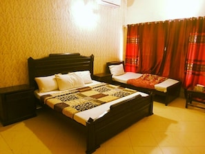 Triple Room | In-room safe, desk, soundproofing, free WiFi