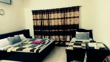 Triple Room | In-room safe, desk, soundproofing, free WiFi