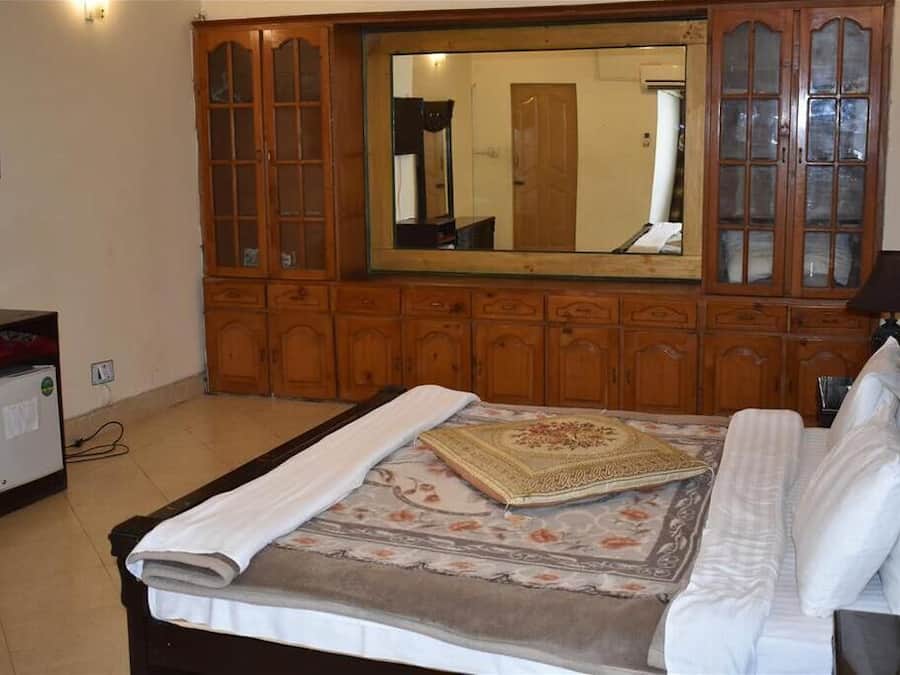 Quarto casal | Cofres nos quartos, escrivaninha, quartos à prova de som