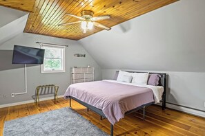 3 bedrooms, iron/ironing board, WiFi, bed sheets - Pool | Hot Tub | Seneca Wine Trail | FLX Wineries (Hector)