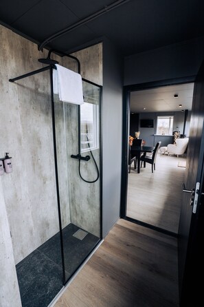 Exclusive Chalet | Bathroom | Shower, hair dryer, towels