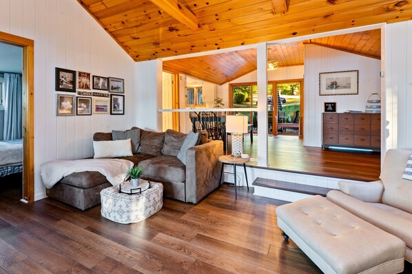 Smart TV, fireplace - Honeoye Cottage | 50' Lakefront | Dock | FLX (Honeoye)