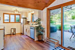 冷蔵庫、電子レンジ、オーブン、コンロ