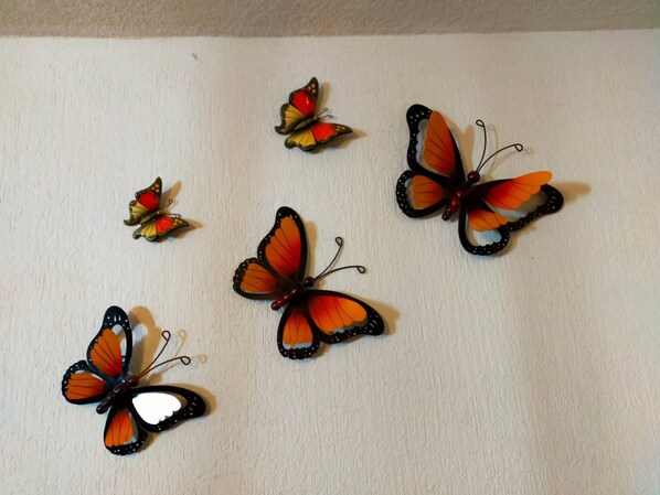 Décorations en forme de papillons à fixer au mur.