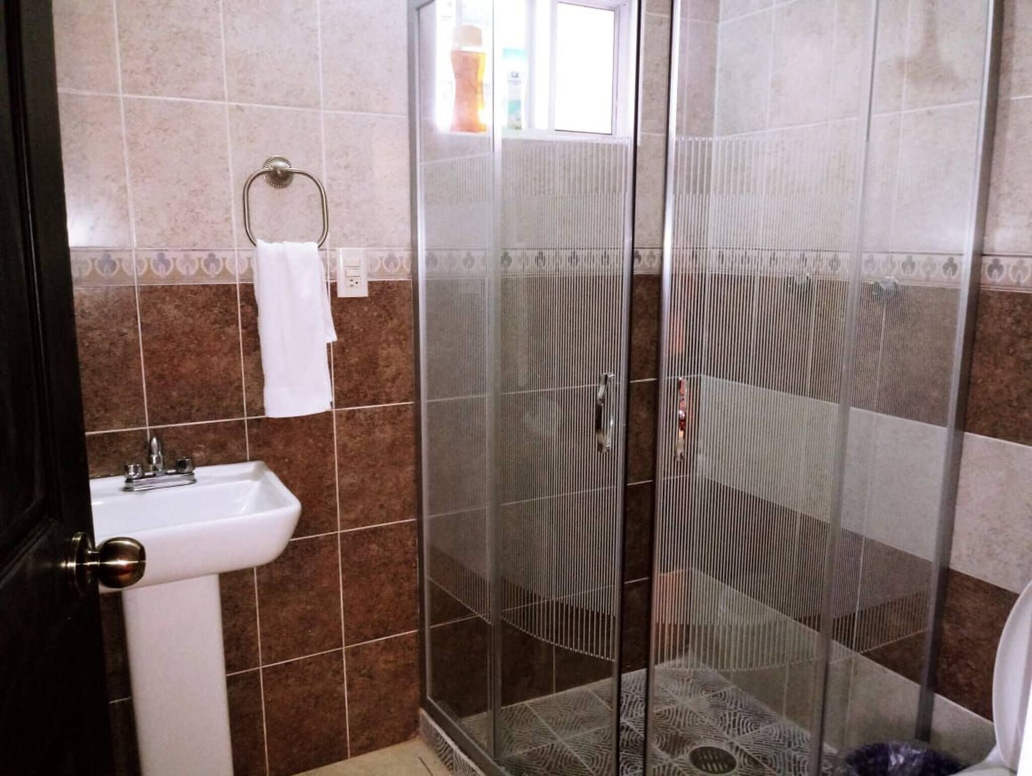 Een douche, handdoeken
