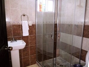 Een douche, handdoeken
