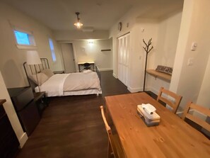 1 bedroom, iron/ironing board, internet, bed sheets - Historical Studio 1912 Renovated (Edmonton)