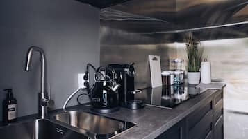 Comfort-telttamajoitus | Jaettu keittiö | Jääkaappi, mikroaaltouuni, leivänpaahdin