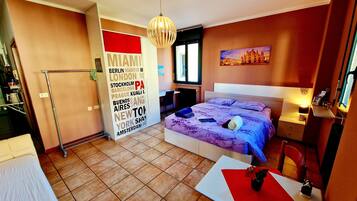 1 chambre, coffres-forts dans les chambres, bureau, Wi-Fi gratuit