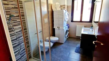 Shower, hair dryer, bidet, towels