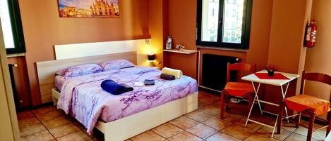 1 camera, una cassaforte in camera, una scrivania, Wi-Fi gratuito