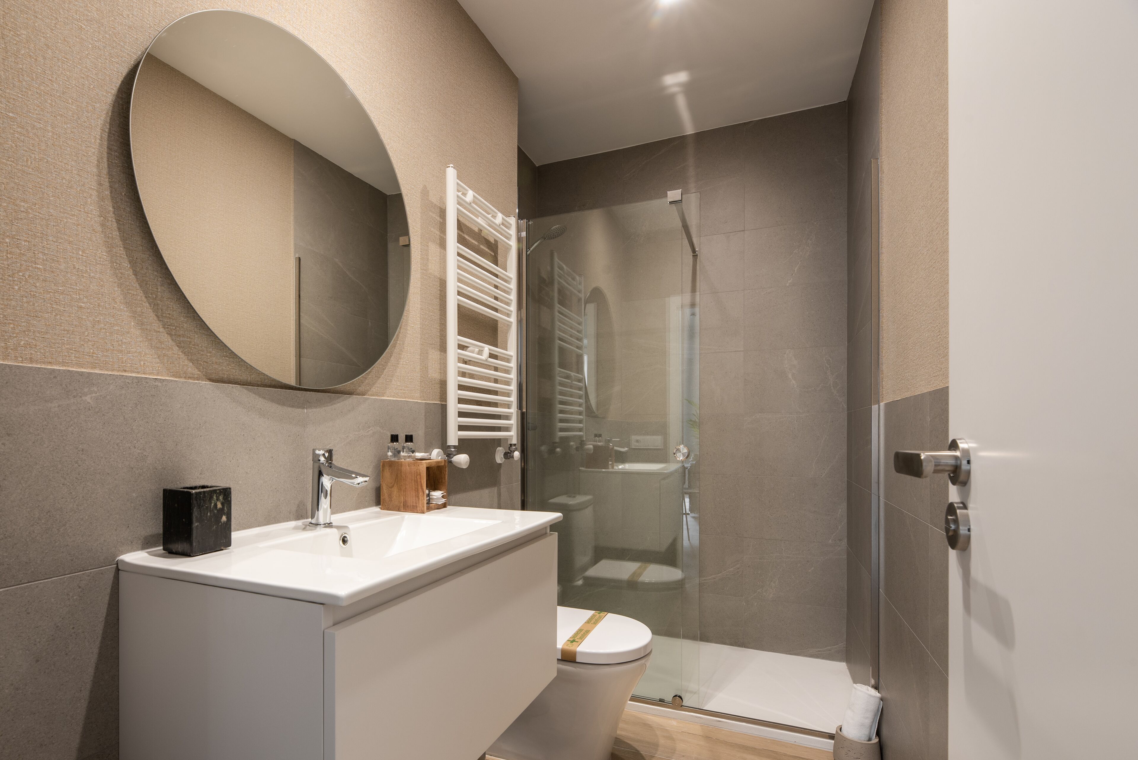 Deluxe Apartment | Bathroom | Shower, hair dryer, towels, soap