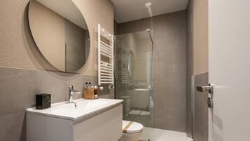 Deluxe Apartment | Bathroom | Shower, hair dryer, towels, soap