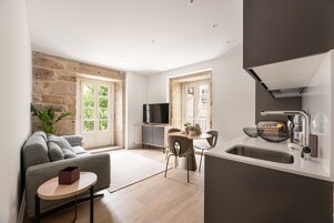 Apartamento família | Área de estar | TV de tela plana