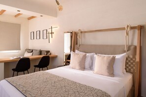 Centro Suite with Hot Tub | 1 Schlafzimmer, Zimmersafe, Bügeleisen/Bügelbrett, kostenloses WLAN