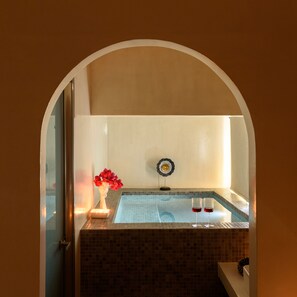 Centro Suite with Hot Tub | 1 bedroom, in-room safe, iron/ironing board, free WiFi - Centro Santorini (Santorini)