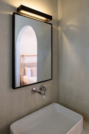 Centro Suite with Hot Tub | Banheiro | Chuveiro, produtos de toalete grátis, secador de cabelo