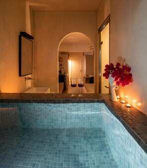 Centro Suite with Hot Tub | 1 Schlafzimmer, Zimmersafe, Bügeleisen/Bügelbrett, kostenloses WLAN