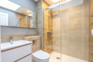 Shower, towels - Dewsbury Court  - sleeps 4 guests  in 2 bedrooms (York)