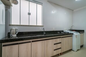 Apartment | Private kitchen | Dining tables - 1003B - Villa Montese - Apto 305 (Bombinhas)
