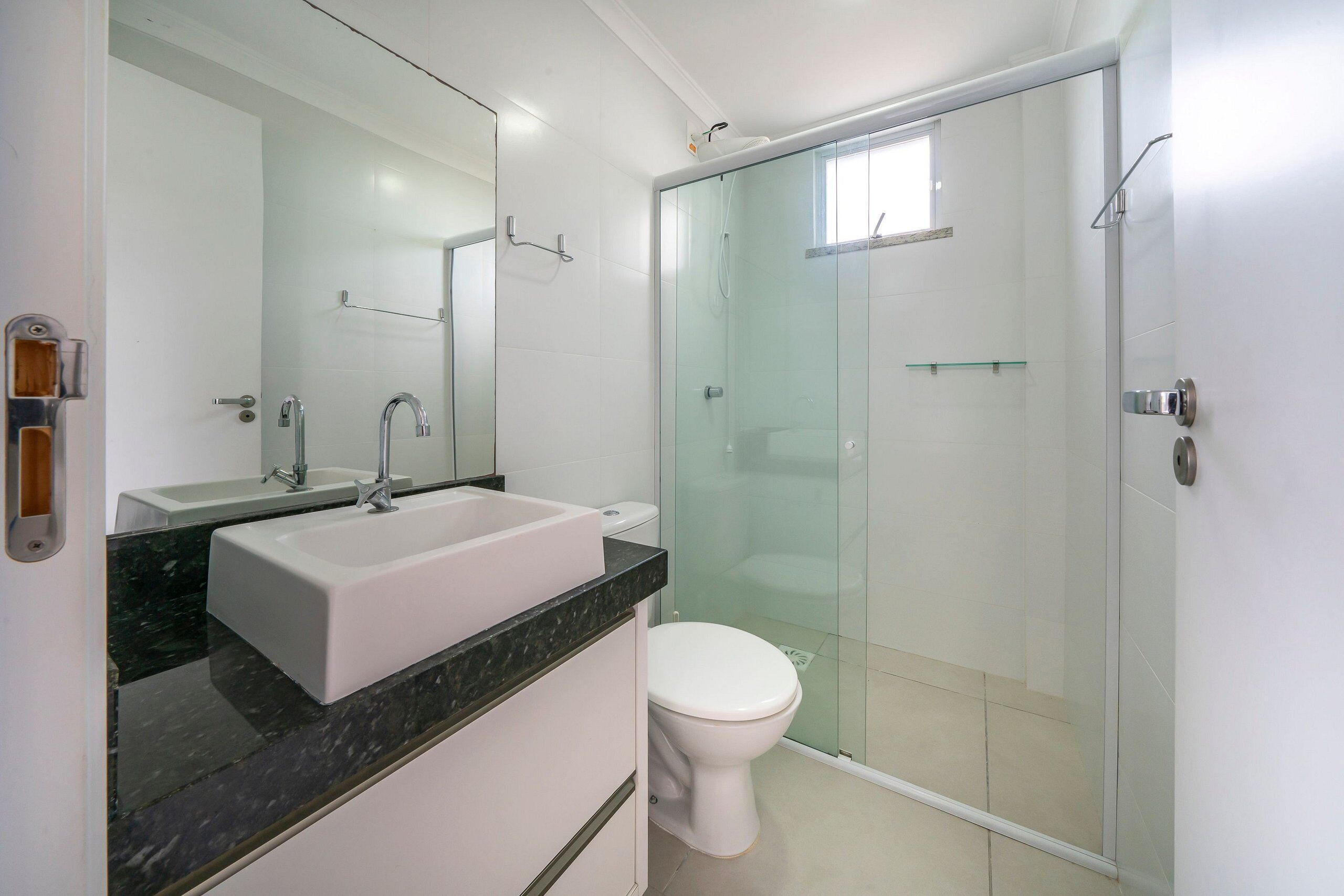 Apartamento | Banheiro | Chuveiro, chuveiro com efeito de chuva