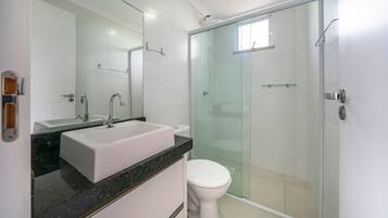 Apartamento | Banheiro | Chuveiro, chuveiro com efeito de chuva