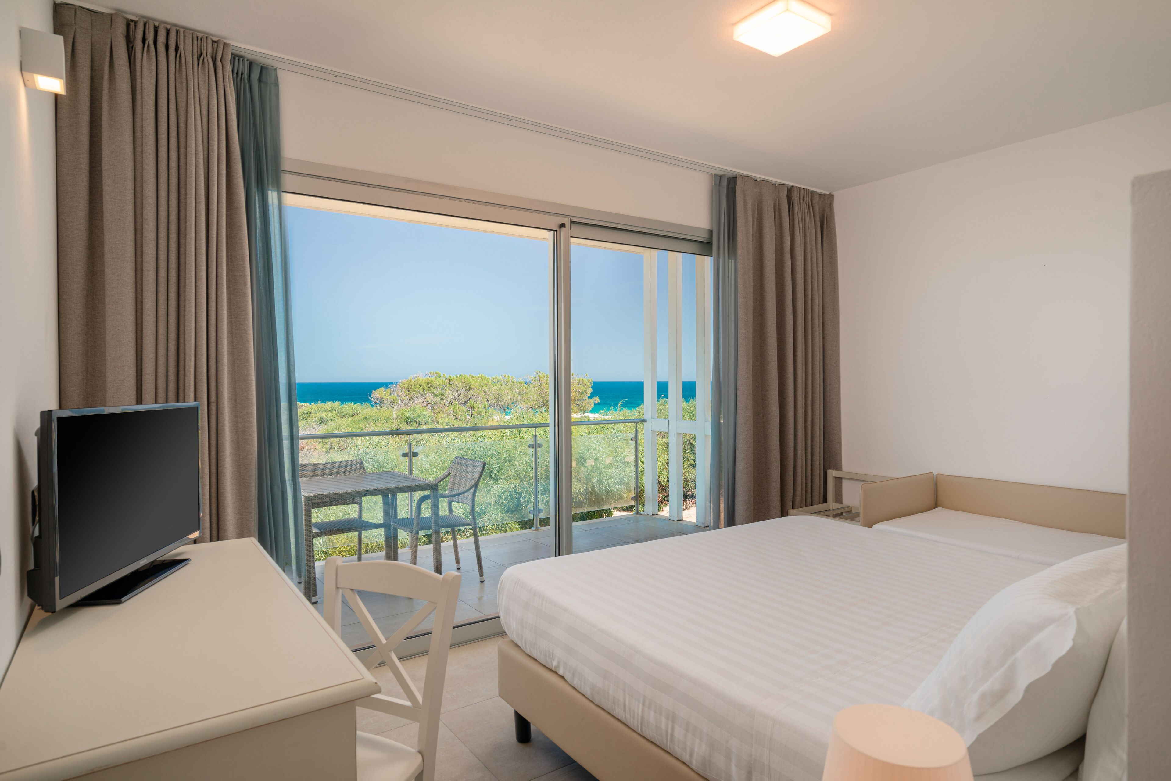 Triple Room, Sea View | Desk, bed sheets