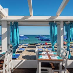 2 restaurants, lunch, brunch served; Italian cuisine