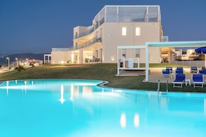Piscina a l'aire lliure de temporada, para-sols i gandules