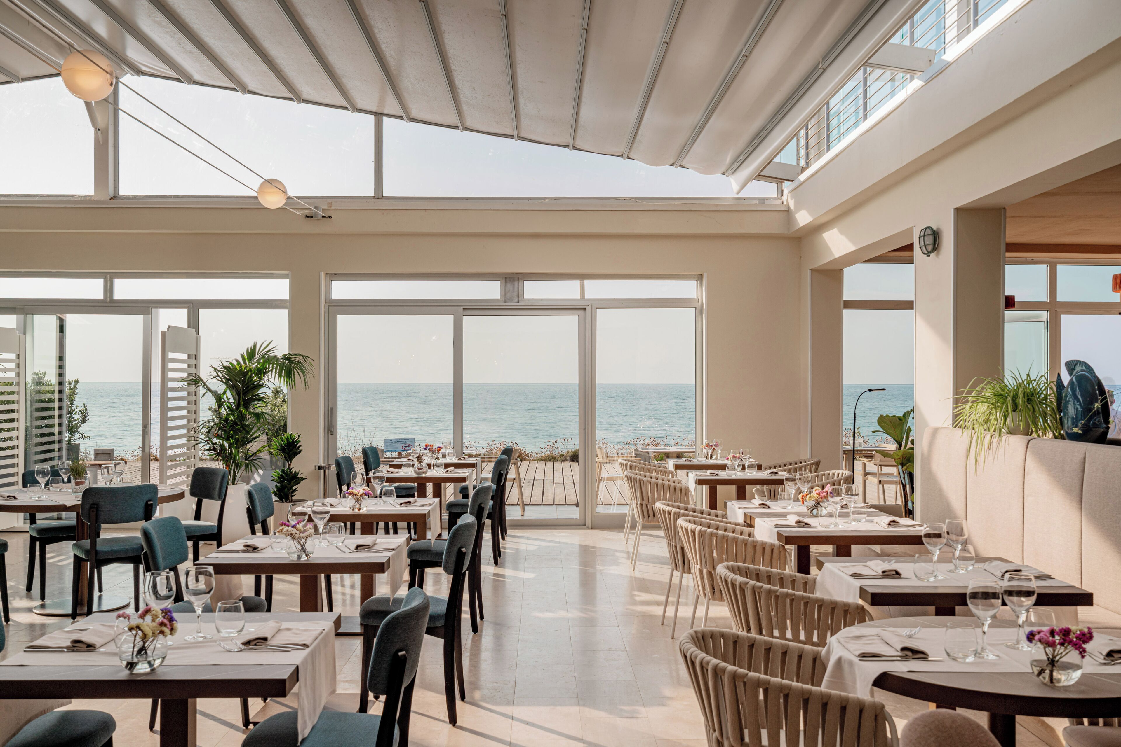 2 restaurants; lunch and brunch served