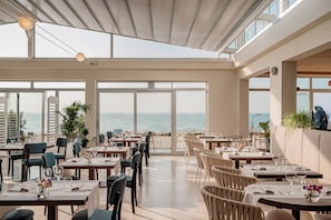 2 Restaurants; Mittagessen und Brunch werden serviert