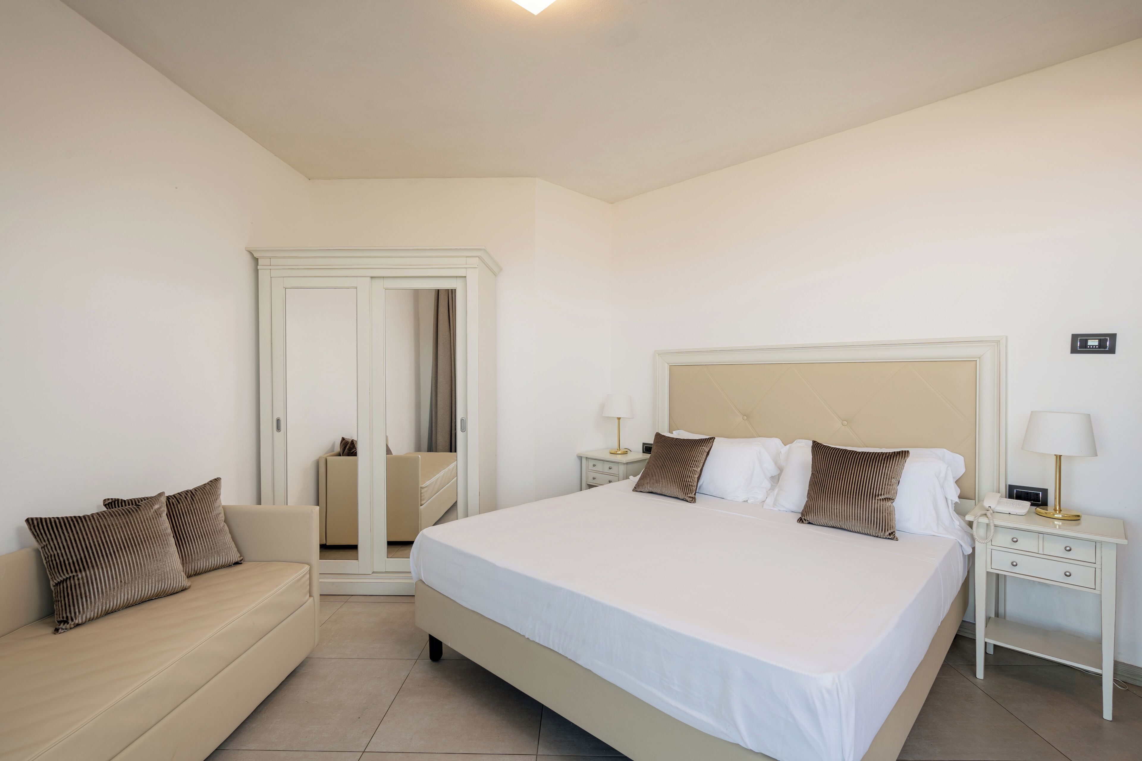 Triple Room | Desk, bed sheets