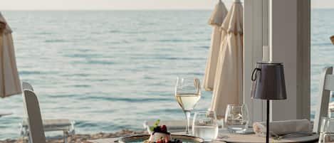 2 restaurants, lunch, brunch served; Italian cuisine