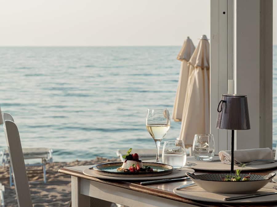 2 restaurants, lunch, brunch served; Italian cuisine