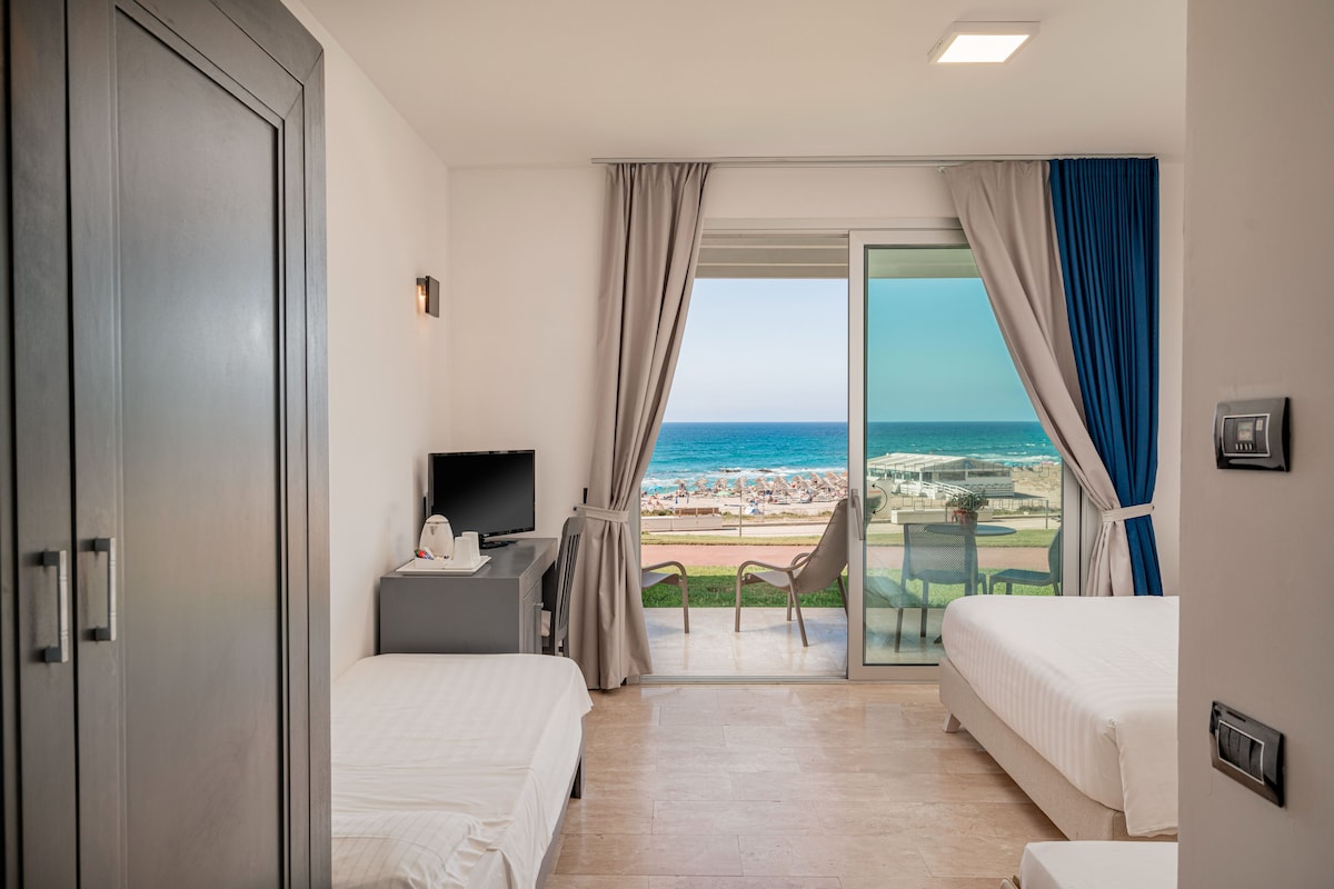 Family Room | Desk, bed sheets