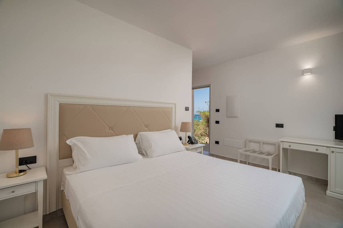 Standard Room | Desk, bed sheets
