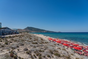 Platja privada, platja de sorra blanca i gandules de platja