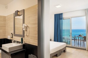 Superior kamer (Front Sea View) | Badkamer | Een douche, gratis toiletartikelen, een haardroger, handdoeken