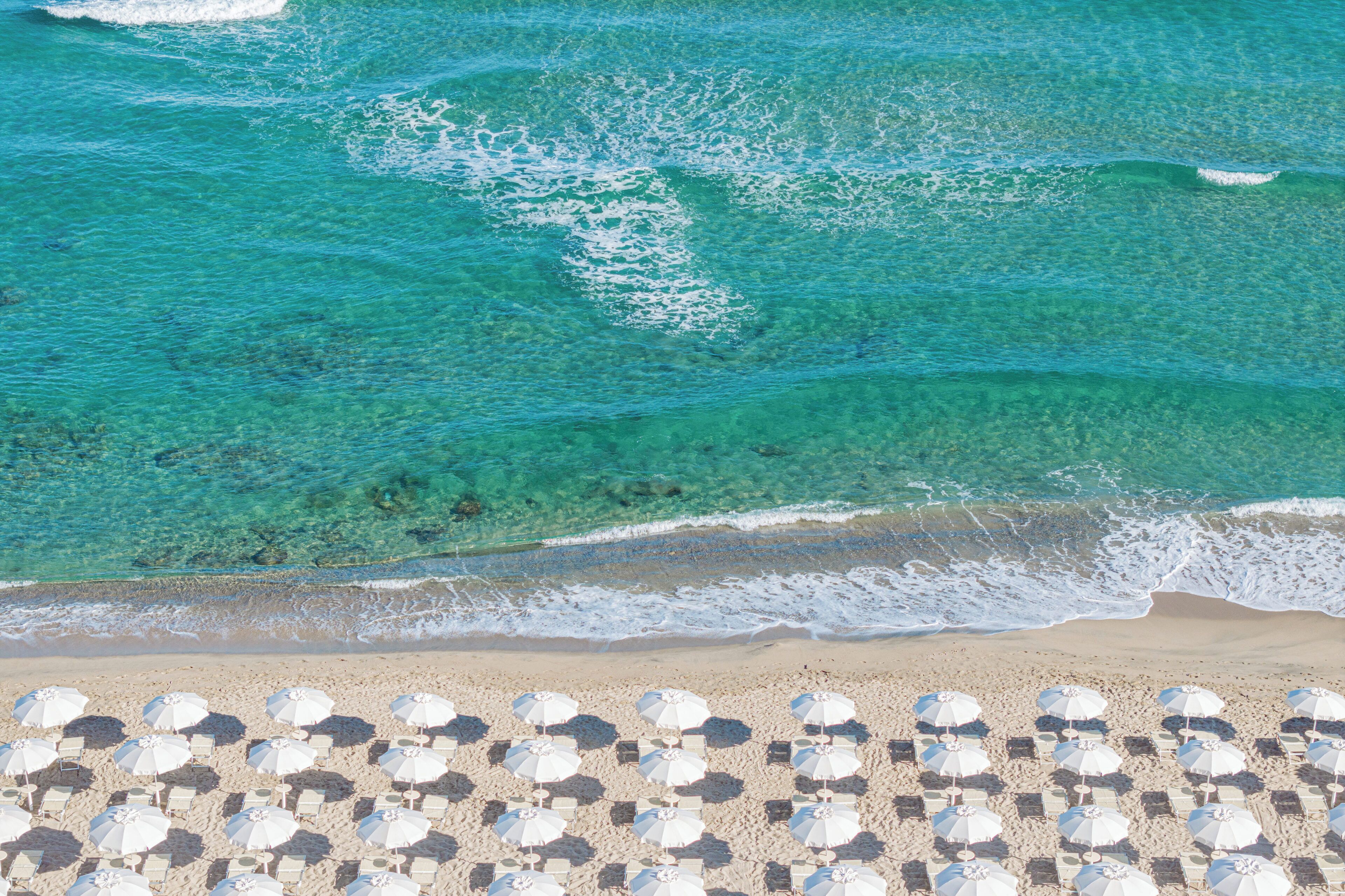 Plage privée, sable blanc, chaises longues, parasols