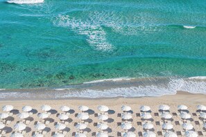 Plage privée, sable blanc, chaises longues, parasols