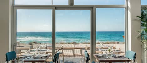 2 restaurants, lunch, brunch served; Italian cuisine