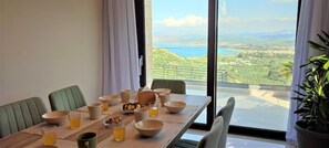 Villa – panorama | Spiseområde på rommet