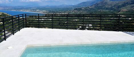 Piscine extérieure, parasols, chaises longues