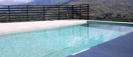 حمّام سباحة خارجي، مظلات على حمّام السباحة، مقاعد للتشمس