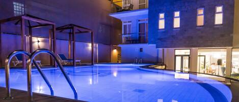 Una piscina al aire libre