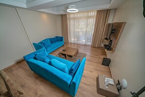 Appartement Confort | Aire de séjour | Téléviseur connecté de 24 po avec télévision numérique